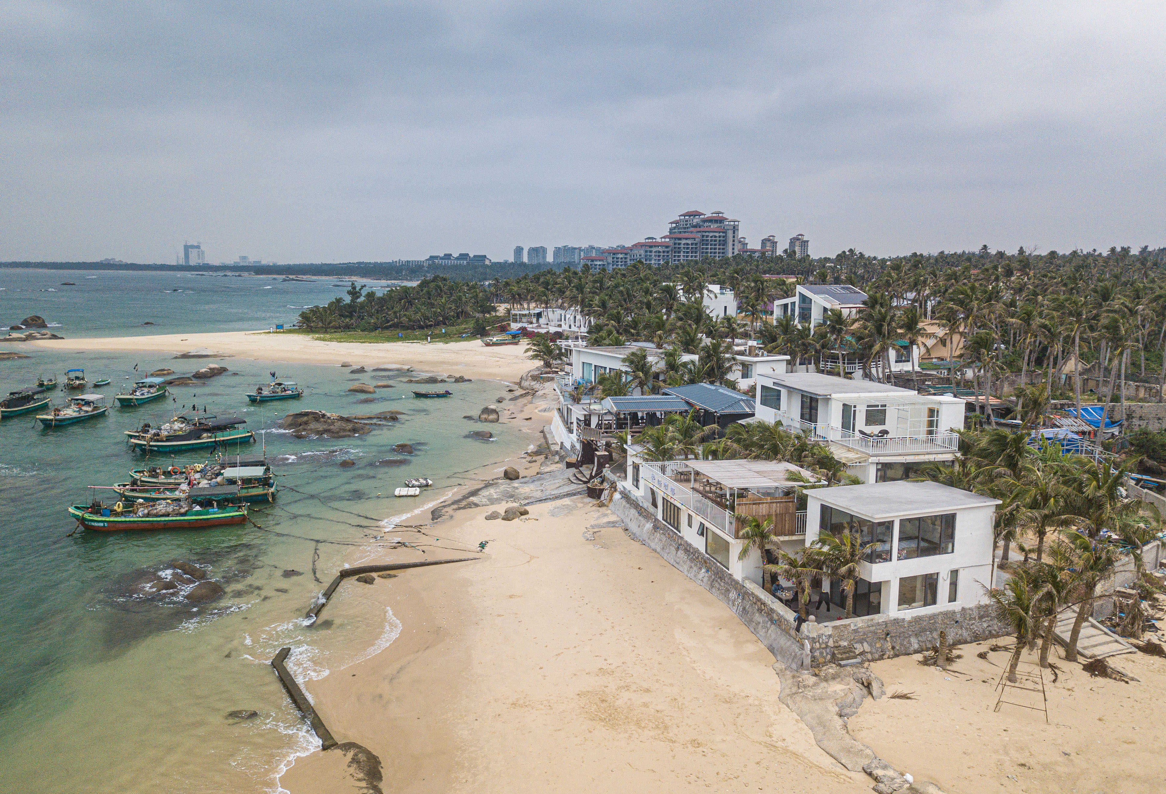 An aerial drone photo shows seaside homestays and coffee shops in Longlou Town, Wenchang, south China's Hainan Province. (Xinhua/Pu Xiaoxu)