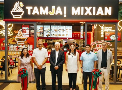 Mr Daren Lau, Chairman and CEO of TJI (right 1); Mayor Lani Cayetano (right 3); Congressman Jorge Bocobo (right 2); franchise partner Suyen Corporation officiate the debut in the Philippines.