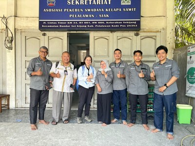 Associate Professor Janice Lee, NTU, with representatives from a farmers’ association in Pelalawan-Siak Associate Professor Janice Lee, NTU, with representatives from a farmers’ association in Pelalawan-Siak