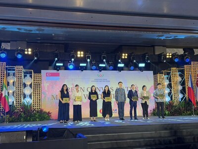 general_manager_andrew_tan_receiving_award_asean_tourism_standards_awards