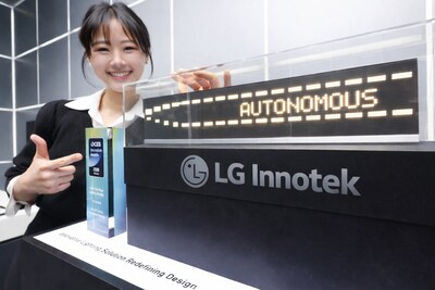 LG Innotek employee demonstrate ‘Nexlide Pixel’, which achieves the world’s thinnest pixel size (0.08×0.08inch) among vehicle lighting solutions for significantly improved resolution.