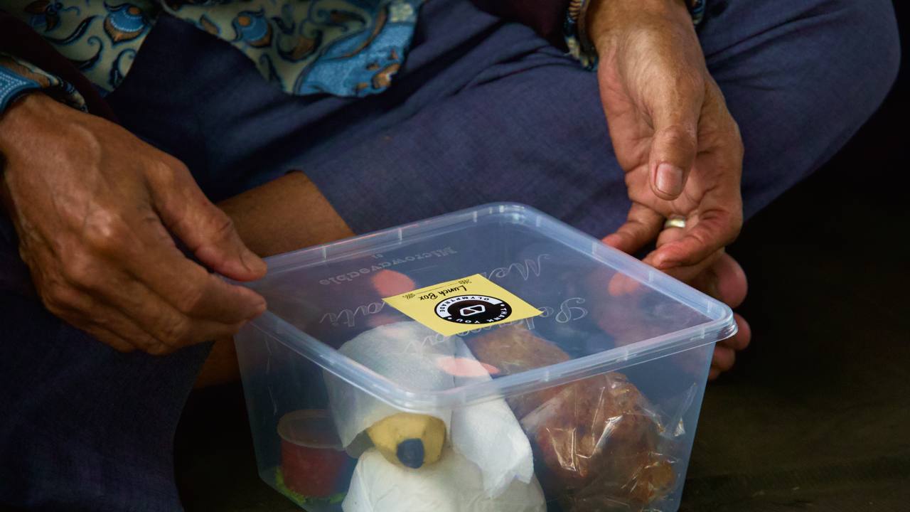 Olymptrade's Ramadan Commitment: Supporting the Elderly Community