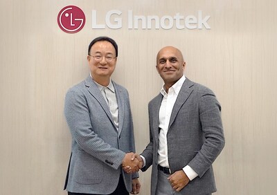 Moon Hyuksoo, President of LG Innotek (left), and Qasar Younis, CEO of Applied Intuition, shake hands to commemorate the signing of a strategic partnership between the two companies.