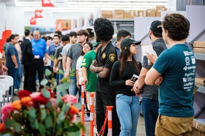 Crowds gather at the VEVOR Houston flagship on opening day, eager to explore the brand’s first-ever physical store.