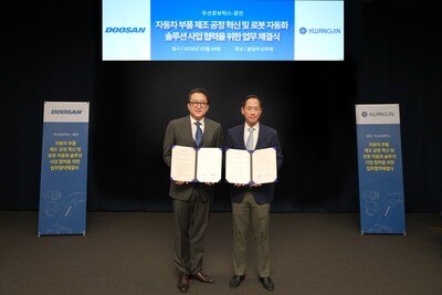 Following the signing ceremony, Inwon Park, CEO of Doosan Robotics (right), and Ohcheol Kwon, CEO of Kwangjin Group, pose for a commemorative photograph. Following the signing ceremony, Inwon Park, CEO of Doosan Robotics (right), and Ohcheol Kwon, CEO of Kwangjin Group, pose for a commemorative photograph.