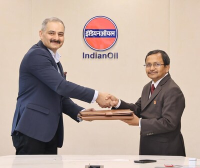 Left to Right: Mr. Masood Mallick, Managing Director & Group CEO, Re Sustainability, exchanging the MoU with Mr. Bankim Patra, Country Head (Lubes), Indian Oil Corporation Limited. Left to Right: Mr. Masood Mallick, Managing Director & Group CEO, Re Sustainability, exchanging the MoU with Mr. Bankim Patra, Country Head (Lubes), Indian Oil Corporation Limited.