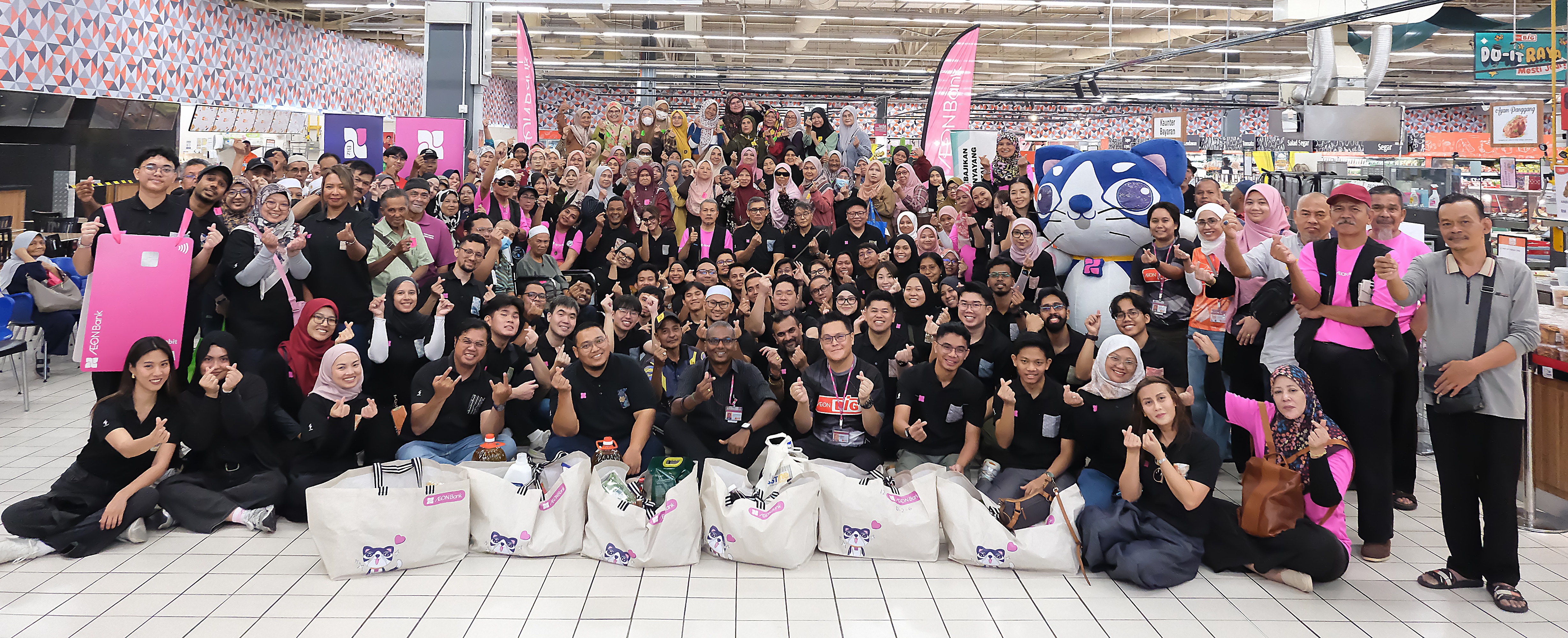 The beneficiaries of Salam Prihatin 4.0, alongside the committee of Pertubuhan Kebajikan Masyarakat Penyayang Lembah Pantai (PERKEMP), senior leadership of AEON Bank and AEON BiG, and AEON Bank’s volunteers