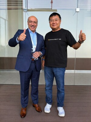 (L-R) Karan Bajwa, Google Cloud Asia Pacific President, and Hunk Qin, Senior Vice President, eclicktech. (L-R) Karan Bajwa, Google Cloud Asia Pacific President, and Hunk Qin, Senior Vice President, eclicktech.