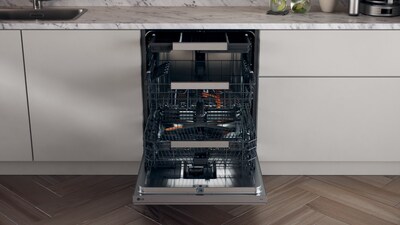 LG Built-in Dishwasher features an adjustable EasyRack™ Plus system, allowing flexible loading to accommodate a wide range of dishware.