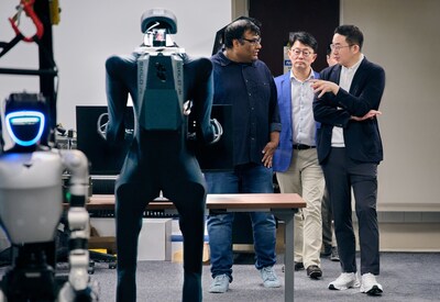 photo1___lg_corp__chairman_and_ceo_kwang_mo_koo__right__observes_a_humanoid_robot_demonstration_wit