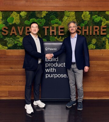 LG Corp. Chairman and CEO Kwang Mo Koo (left) and Palantir Technologies CEO Alex Karp (right) on April 2