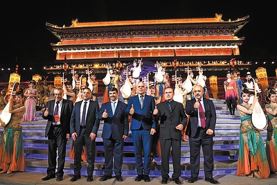 Guests attending the 2026 Global Mayors Dialogue pose for a photo during a welcoming performance in Xi'an, Shaanxi province, on Tuesday. ZHAI XIAOXUE/FOR CHINA DAILY Guests attending the 2026 Global Mayors Dialogue pose for a photo during a welcoming performance in Xi'an, Shaanxi province, on Tuesday. ZHAI XIAOXUE/FOR CHINA DAILY