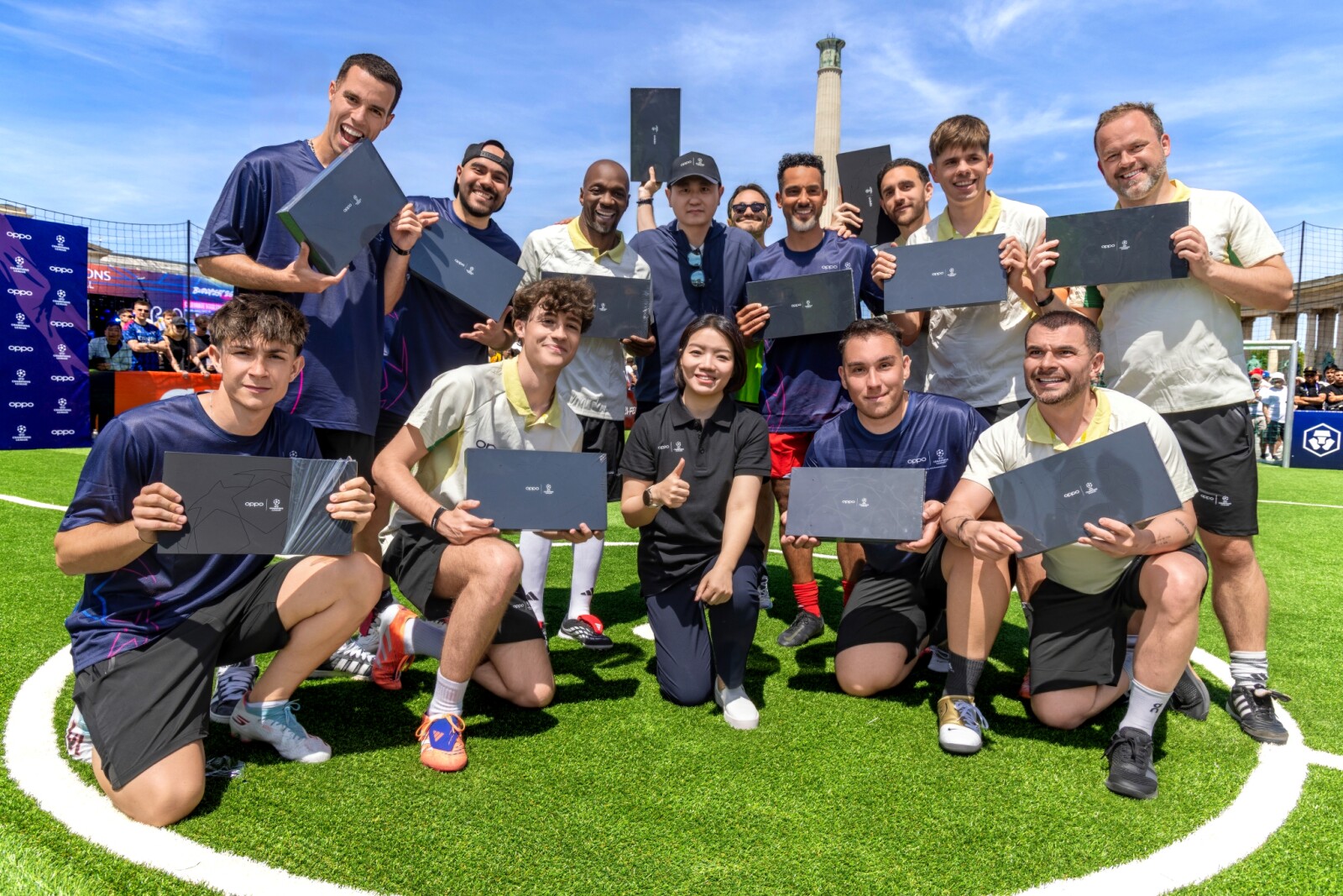 Theo Walcott and Claude Makélélé joined fans for a friendly 5v5 game