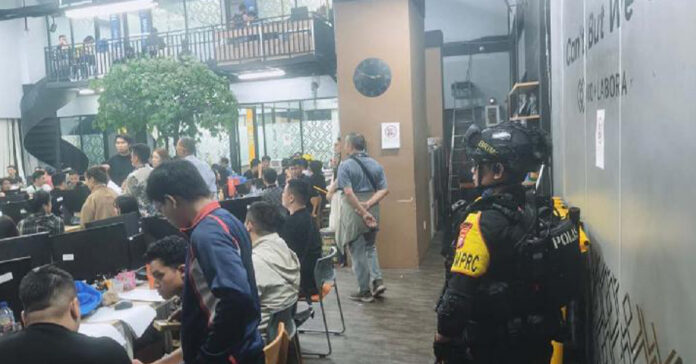 Indonesian police unveiled and raided the operational location of 75 online gambling sites managed by 321 foreign nationals in West Jakarta. 9 May 2026. (Photo credit: Tempo.co)