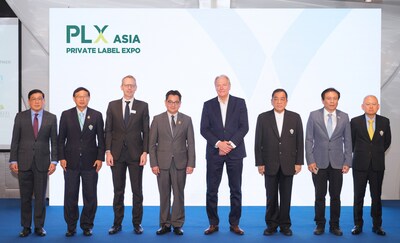 From left to right: Mr. Phusit Sasitaranondha, Executive Advisor, Koelnmesse Thailand / Expolink Global Network Ltd; Khun Viboon Supakarnpongkul, Vice Chairman, The Thai Chamber of Commerce; Mr. Mathias Kuepper, Managing Director & Regional President, Asia Pacific, Koelnmesse Pte Ltd; Khun Surinthorn Sunthornsanan, Deputy Director-General, Department of International Trade Promotion (DITP), Ministry of Commerce; Mr. Gerald Böse, CEO, Koelnmesse GmbH; Dr. Poj Aramwattananont, Chairman, The Thai Chamber of Commerce; Khun Kitsana Vacherkrits, Vice Chairman, The Thai Chamber of Commerce; and Khun Chainit Chansataporn, Vice Chairman, The Thai Chamber of Commerce.