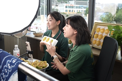 The e-commerce team conducted a live sales event for Rongjiang Golden Passion Fruit during the "Village Super League" broadcast live stream. The e-commerce team conducted a live sales event for Rongjiang Golden Passion Fruit during the "Village Super League" broadcast live stream.