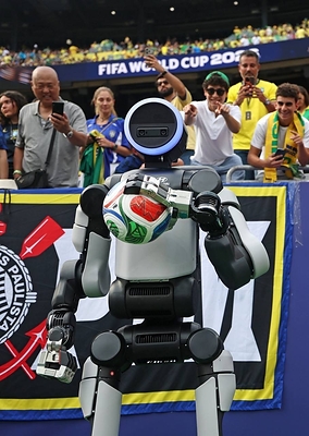 Hyundai Motor Brings Atlas Humanoid Robot to FIFA World Cup 2026™ in First-Ever Live Match Environment Robotics Integration Hyundai Motor Brings Atlas Humanoid Robot to FIFA World Cup 2026™ in First-Ever Live Match Environment Robotics Integration