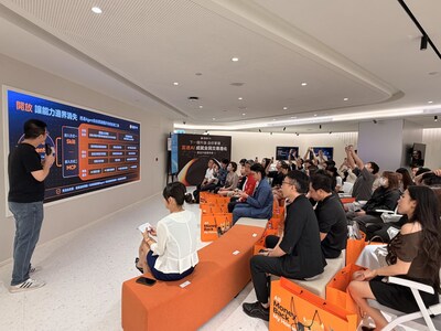 Vincent demonstrated how AI can empower the entire investment process, from information integration and advanced reflection to strategy execution. Vincent demonstrated how AI can empower the entire investment process, from information integration and advanced reflection to strategy execution.