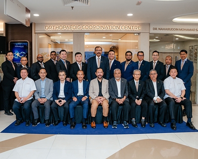 YBhg. Datuk Syed Mohamed Syed Ibrahim, Chairman of the KPJ Health System Governing Council, Chairman of KPJ Healthcare University Sdn. Bhd. and President & Chief Executive of Johor Corporation (seated, centre), together with KPJ Healthcare Berhad’s Board of Directors and senior management team as well as KPJ Penang Specialist Hospital’s Consultant Team at the launch of the hospital’s Orthopaedic & Rheumatology Centre of Excellence. YBhg. Datuk Syed Mohamed Syed Ibrahim, Chairman of the KPJ Health System Governing Council, Chairman of KPJ Healthcare University Sdn. Bhd. and President & Chief Executive of Johor Corporation (seated, centre), together with KPJ Healthcare Berhad’s Board of Directors and senior management team as well as KPJ Penang Specialist Hospital’s Consultant Team at the launch of the hospital’s Orthopaedic & Rheumatology Centre of Excellence.