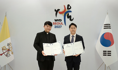 Representatives of Shilla Stay and the WYD Seoul 2027 Local Organizing Committee pose for a commemorative photo following the signing of an agreement to provide accommodations and guest services for World Youth Day Seoul 2027 at Myeongdong Cathedral in Seoul. Pictured are Fr. Simone Nam-kyun Kim, Executive Secretary of the WYD Seoul 2027 Local Organizing Committee (left) and Sang-oh Park, CEO of Shilla HM (right). Representatives of Shilla Stay and the WYD Seoul 2027 Local Organizing Committee pose for a commemorative photo following the signing of an agreement to provide accommodations and guest services for World Youth Day Seoul 2027 at Myeongdong Cathedral in Seoul. Pictured are Fr. Simone Nam-kyun Kim, Executive Secretary of the WYD Seoul 2027 Local Organizing Committee (left) and Sang-oh Park, CEO of Shilla HM (right).