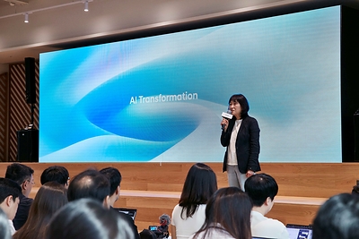 Eunsook Jin, President and Head of ICT Management Division at Hyundai Motor Group, delivers a presentation at the Hyundai Motor Group AX Achievement Showcase, “Beyond AI, Transforming the Way We Work,” held at the Group’s headquarters in Yangjae on August 12. Eunsook Jin, President and Head of ICT Management Division at Hyundai Motor Group, delivers a presentation at the Hyundai Motor Group AX Achievement Showcase, “Beyond AI, Transforming the Way We Work,” held at the Group’s headquarters in Yangjae on August 12.