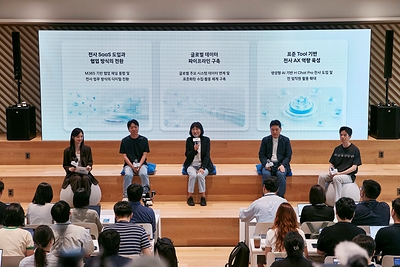 (From second to the left) Young Seok Jang, Senior Manager of the Genesis Customer Experience Team; Eunsook Jin, President and Head of ICT Management Division; Sanghong Lee, Vice President and Head of Information Security Group 2; and Changyoun Seo, Senior Manager of the Web-frontend Development Team (From second to the left) Young Seok Jang, Senior Manager of the Genesis Customer Experience Team; Eunsook Jin, President and Head of ICT Management Division; Sanghong Lee, Vice President and Head of Information Security Group 2; and Changyoun Seo, Senior Manager of the Web-frontend Development Team