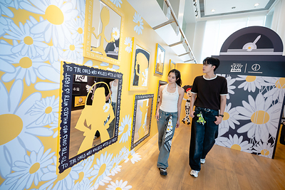 “THE FIRST FAN Photo Zone” at Gallery by the Harbour features nearly 2-metre-tall sculptures of Woody and Buzz Lightyear, a time-travelling elevator installation, and more than 20 Daisy-themed artworks showcased exclusively in Hong Kong. “THE FIRST FAN Photo Zone” at Gallery by the Harbour features nearly 2-metre-tall sculptures of Woody and Buzz Lightyear, a time-travelling elevator installation, and more than 20 Daisy-themed artworks showcased exclusively in Hong Kong.