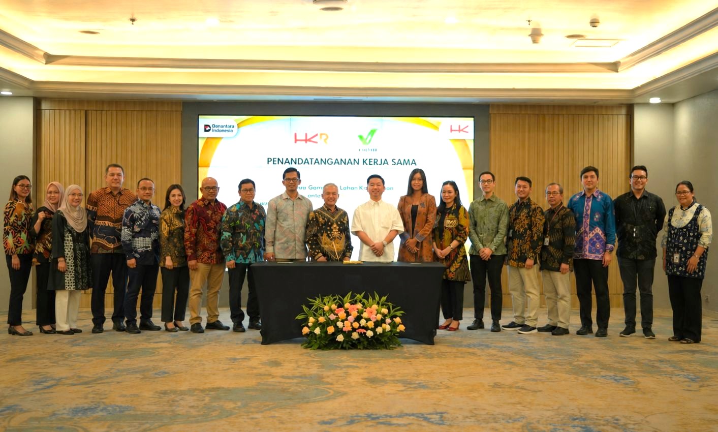 Representatives of V-Green Indonesia and PT HK Realtindo (HKR) at the signing ceremony of an agreement to develop the EV Charging Hub in Kemayoran, Jakarta.