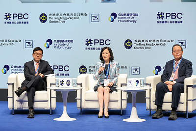 The fourth plenary, entitled “Two Playbooks, One Goal: Navigating Social Mobility in Asia’s Twin Cities”, was moderated by The Hon Mrs Regina Ip, Convenor of the Non-official Members of the Executive Council of the HKSAR Government (centre). It featured The Hon Chris Sun, Secretary for Labour and Welfare of the HKSAR Government (left), and Tan See Leng, Minister for Trade and Industry (Energy & Industry) and Former Minister for Manpower, Singapore (right). The fourth plenary, entitled “Two Playbooks, One Goal: Navigating Social Mobility in Asia’s Twin Cities”, was moderated by The Hon Mrs Regina Ip, Convenor of the Non-official Members of the Executive Council of the HKSAR Government (centre). It featured The Hon Chris Sun, Secretary for Labour and Welfare of the HKSAR Government (left), and Tan See Leng, Minister for Trade and Industry (Energy & Industry) and Former Minister for Manpower, Singapore (right).