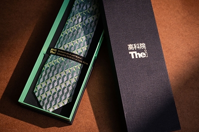 Named “Convergence Radiance,” the intricate, interwoven technological motifs in the tie design symbolise seamless connectivity between local and global networks, embodying the deep synergy among talent, education, and industry. Together they power an ever-advancing engine of innovation, charting a bright future for Hong Kong. Named “Convergence Radiance,” the intricate, interwoven technological motifs in the tie design symbolise seamless connectivity between local and global networks, embodying the deep synergy among talent, education, and industry. Together they power an ever-advancing engine of innovation, charting a bright future for Hong Kong.