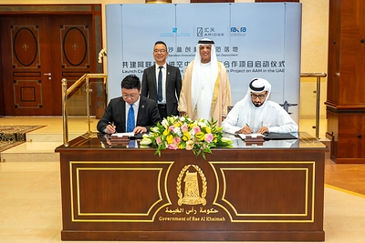 (H.E. Eng. Esmaeel Hasan Al Blooshi and Dr. Han Juexian Signing Under Witness of His Highness Sheikh Saud and Founder Zhao Deli) (H.E. Eng. Esmaeel Hasan Al Blooshi and Dr. Han Juexian Signing Under Witness of His Highness Sheikh Saud and Founder Zhao Deli)