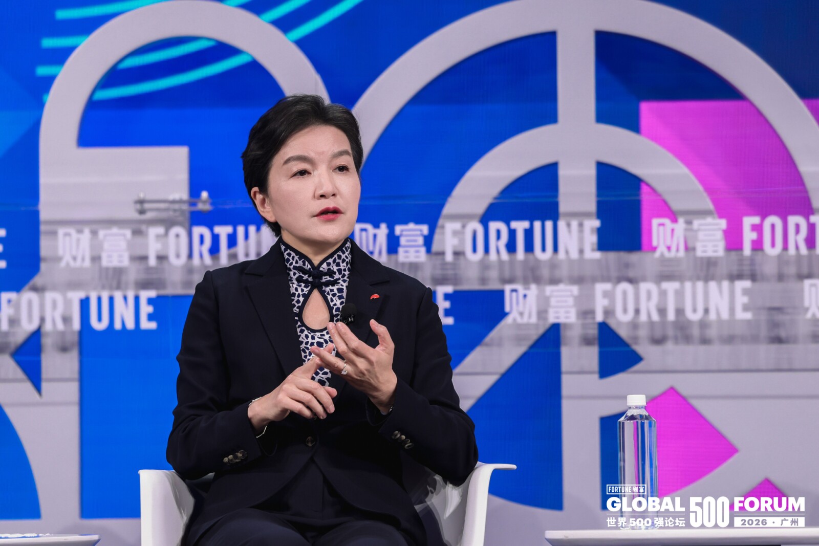 During the panel discussion, Dr. Xing points out that a true moat is a 360-degree, multi-dimensional structure built on product quality, consumer experience, emotional value, and innovative scenarios. (Photo credit: Fortune Global 500 Forum)