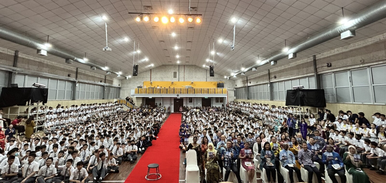 Students, educators and invited guests held up copies of Warkah untuk Perdana Menteri: Suara Wesleyan, Impian Sebuah Negara Bangsa (Letters to the Prime Minister: Voices of Wesleyans, A Nation's Aspirations), a collection of letters and reflections from the Methodist education community.