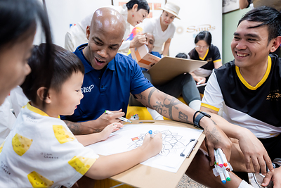 Guests join members of the Sheng Kung Hui Macau Social Services Coordination Office and Bosco Youth Service Network, as well as Sands Cares Ambassadors, to take part in a series of wellness workshops for Health and Wellness Day, including a singing bowl experience and drawing sessions. By engaging in creative activities and meaningful interactions, they promoted mental well-being while experiencing the warmth of care and companionship. Guests join members of the Sheng Kung Hui Macau Social Services Coordination Office and Bosco Youth Service Network, as well as Sands Cares Ambassadors, to take part in a series of wellness workshops for Health and Wellness Day, including a singing bowl experience and drawing sessions. By engaging in creative activities and meaningful interactions, they promoted mental well-being while experiencing the warmth of care and companionship.