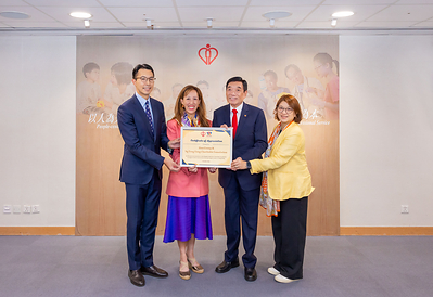 HA Chairman Mr Henry Fan (second right) and Chief Executive Dr Libby Lee (first right) presented certificates of appreciation to Ms Nikki Ng, Director of Philanthropy of Sino Group and Director of the Ng Teng Fong Charitable Foundation (second left), and Mr David Ng, Deputy Chief Executive Officer of Sino Group and Director of the Ng Teng Fong Charitable Foundation (first left). HA Chairman Mr Henry Fan (second right) and Chief Executive Dr Libby Lee (first right) presented certificates of appreciation to Ms Nikki Ng, Director of Philanthropy of Sino Group and Director of the Ng Teng Fong Charitable Foundation (second left), and Mr David Ng, Deputy Chief Executive Officer of Sino Group and Director of the Ng Teng Fong Charitable Foundation (first left).