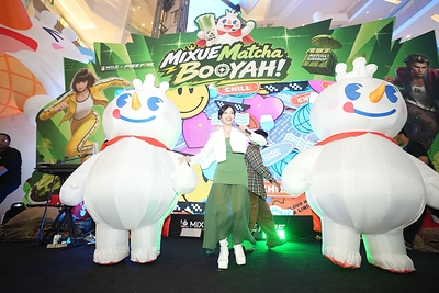 Indonesian singer Anggis Devaki performing live at Mixue Matcha Booyah Series. Indonesian singer Anggis Devaki performing live at Mixue Matcha Booyah Series.
