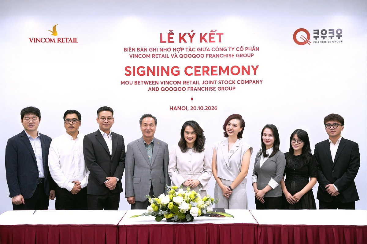Representatives of Vincom Retail and QooQoo Franchise Group at the MOU signing ceremony.